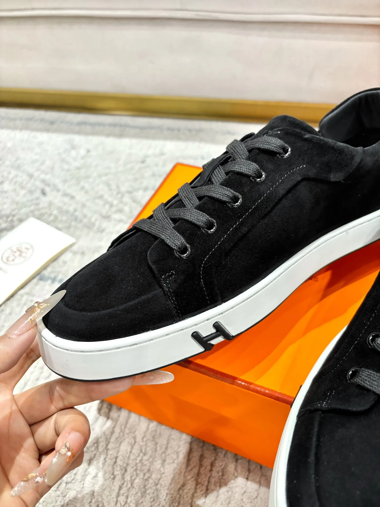 👟👟Ex-factory price 640👟👟 Men's model ➕10 Hermes·Hermès 2025ss new Lucky series men's leather loafers casual sports shoes for women Top version 🔝Original purchase, development and production👍🏻 This Hermès sports shoe is made of calfskin and suede goatskin, with iconic "H" details on the side, creating a dynamic and fashionable style. 💘 💜Material: original imported first-layer cowhide 💛Inner lining: original customized soft sheepskin 💚Sole: original molded non-slip TPU outsole ❤️Sole thickness: about 2.5cm 🤍Number of yards: 35-45👣 (40 for women and 45 for men, custom-made and non-refundable
